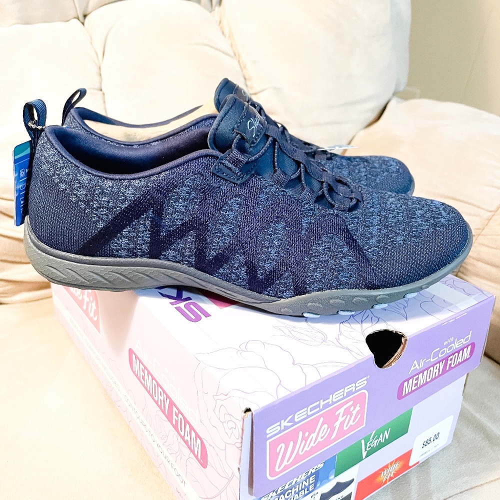 Women's Skechers - Breathe-Easy - Infi-Knity Sneaker - Wide Width size 7 - New